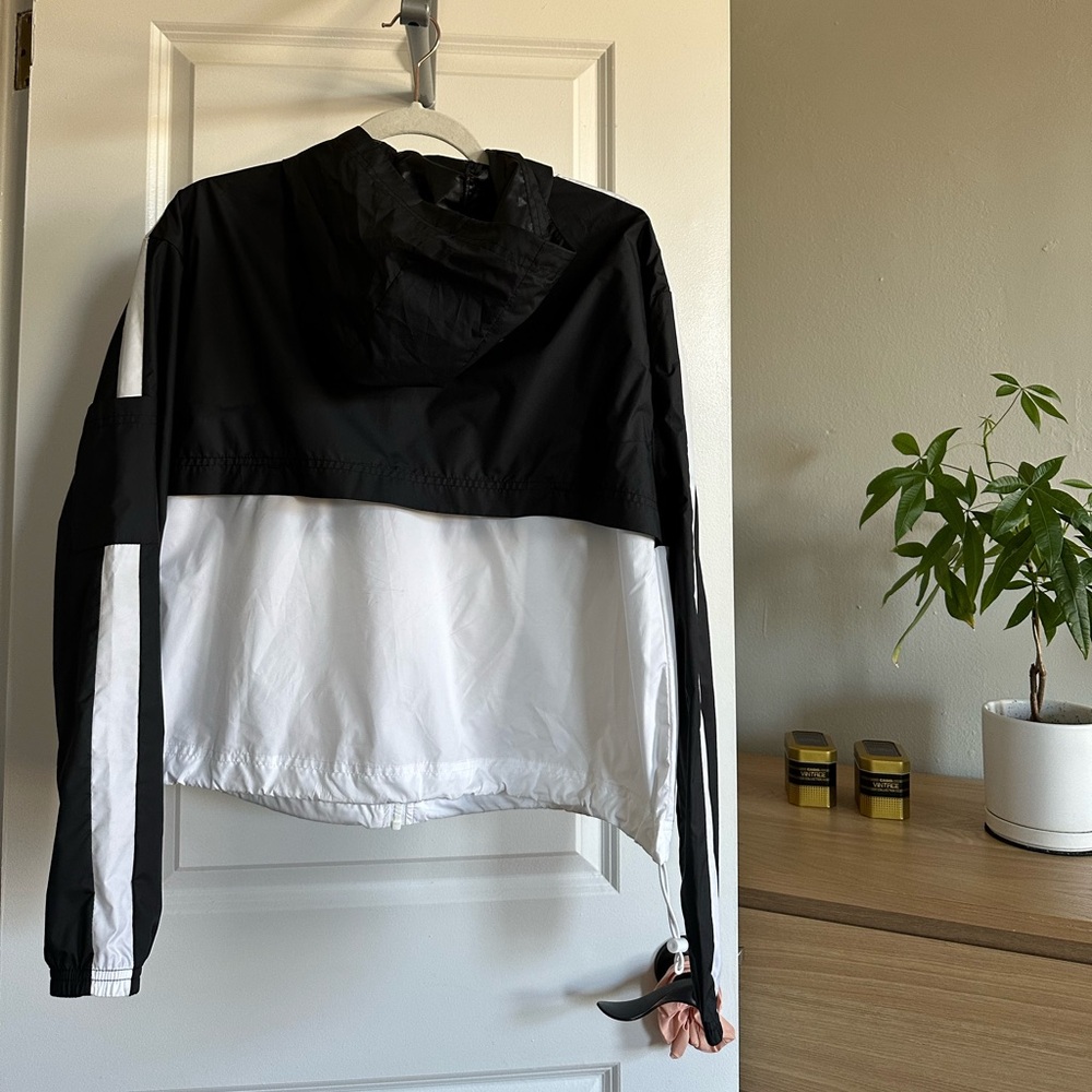 Nike Lightweight Light Running Jacket - image 5